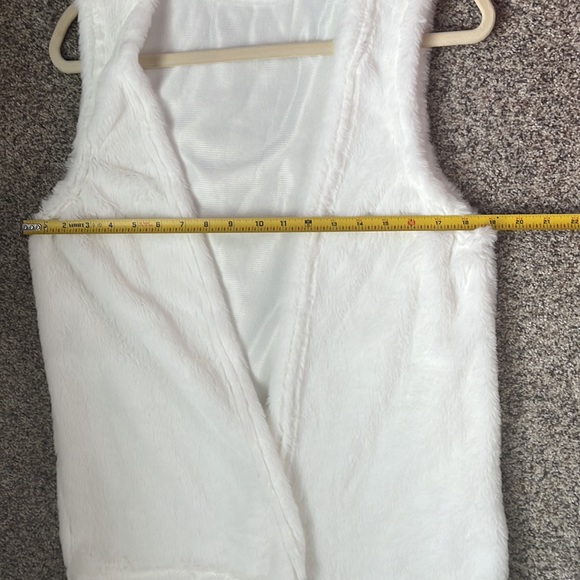 Open fur vest. Very soft. - Picture 4 of 5